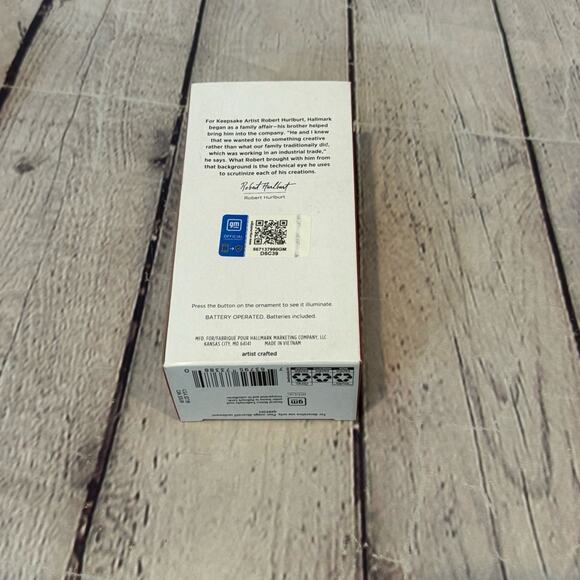 Hallmark Ornament 1947 Chevrolet Fire Engine Ornament - Picture 2 of 4